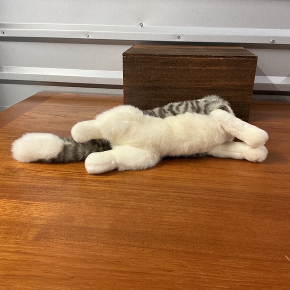 Douglas Cuddle Toy Gray Tabby Tuxedo Realistic Cat Plush Stuffed Animal - Picture 5 of 8